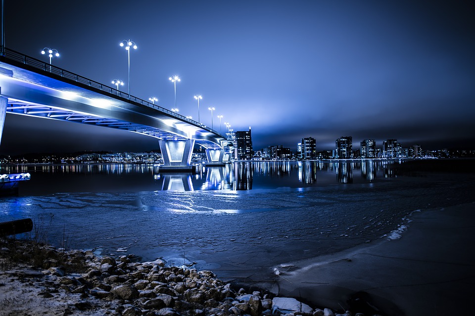 Pont illuminé sur une ville connectée par Raphael Savariello Piera
