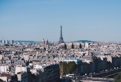 Déménager à Paris pour un regroupement familial est un projet qui demande de la motivation, de l'organisation et de la patience.